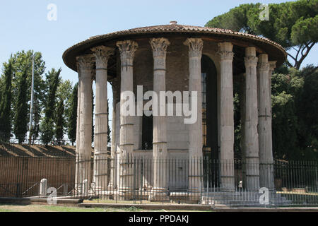 Römische Kunst. Die kreisförmigen Tempel des Herkules Victor (ehemals tought ein Tempel der Vesta zu sein). Im zweiten Jahrhundert v. Chr. Forum Boarium gebaut. Itay. Rom. Stockfoto