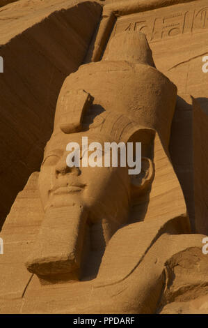 Ägyptische Kunst Großen Tempel von Ramses II. Kolossale Statuen, die den Pharao Ramses II (1290-1224 v. Chr.) Mit dem nemes Kopf sitzt und durch die doppelte Krone überragt. 19. Dynastie. Neuen Reich. Abu Simbel. Ägypten. Stockfoto