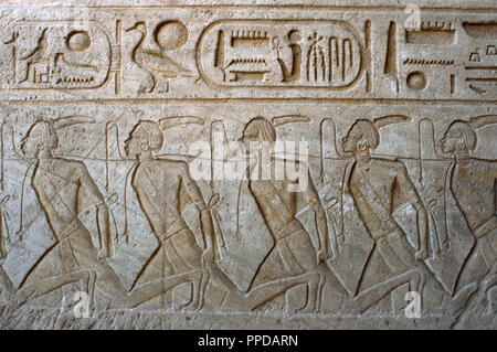 Ägyptische Kunst Relief zeigt eine Gruppe von Gefangenen mit negroiden Zügen, Nubier, das Symbol der ägyptischen Grenze Feinde. Großen Tempel von Ramses II. 19. Dynastie. Neuen Reich. Abu Simbel. Ägypten. Stockfoto