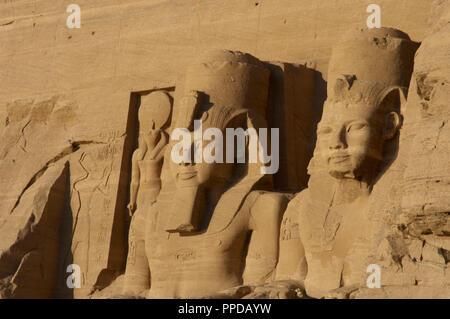 Ägyptische Kunst Großen Tempel von Ramses II. Zwei kolossale Statuen, die den Pharao Ramses II (1290-1224 v. Chr.) Mit dem nemes Kopf sitzt und durch die doppelte Krone überragt. 19. Dynastie. Neuen Reich. Abu Simbel. Ägypten. Stockfoto