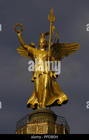 Deutschland. Berlin. Bronze Skulptur von Victoria, entworfen von dem deutschen Bildhauer Friedrich Drake (1805-1882), die sich oben auf der Siegessäule, die entworfen wurde, die Preußischen Siege in den Danish-Prussian Krieg zu gedenken, Preußisch-Österreichischen Krieg und im Deutsch-Französischen Krieg. Tiergarten. Stockfoto