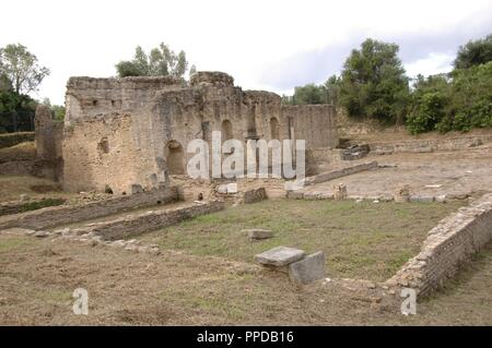 Griechische Kunst. Das leonidaion. Unterkunft für Sportler, die sich an die Olympischen Spiele in Olympia. Es wurde um 330 v. Chr. errichtet und finanziert und von Leonidas von Naxos. Bäder. Olympia. Griechenland. Stockfoto