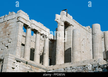 Griechenland. Athen. Propyläen. Monumentale Eingang zum heiligen Bezirk der Akropolis. Zwischen 437-432 v. Chr. im Auftrag des Perikles gebaut und Mnesicles Projekt. Stockfoto