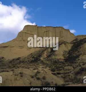 Navarra. LAS Bardenas Reales. Steppenlandschaft südöstlich von Navarra, zwischen dem Ebro und Aragón Flüsse. Es ist in die Bárdena Blanca, weißlich Territorium durch die Fülle von gypsiferous Mergel und Gips und der Bárdena Negra, mit Vegetation von Aleppo, Wacholder und Kermes Oak Tree unterteilt. Stockfoto