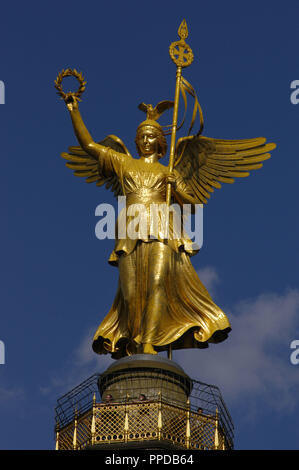 Deutschland. Berlin. Bronze Skulptur von Victoria, entworfen von dem deutschen Bildhauer Friedrich Drake (1805-1882), die sich oben auf der Siegessäule, die entworfen wurde, die Preußischen Siege in den Danish-Prussian Krieg zu gedenken, Preußisch-Österreichischen Krieg und im Deutsch-Französischen Krieg. Tiergarten. Stockfoto