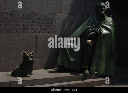 Franklin D. Roosevelt (1882-1945). 32Th Präsident der Vereinigten Staaten und seinem Hund Fala. Bronzestatue. Franklin Delano Roosevelt Memorial. Washington D.C. United States. Stockfoto