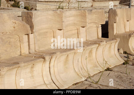 Griechische Kunst. Die Theater des Dionysos. Am Fuße der Akropolis erbaut. (V v. Chr.). Sitze der Ehre. Diese Plätze waren für Richter und digniaries, mit ihren Namen in ihren Sitzen geschnitzten vorbehalten. Athen. Griechenland. Stockfoto