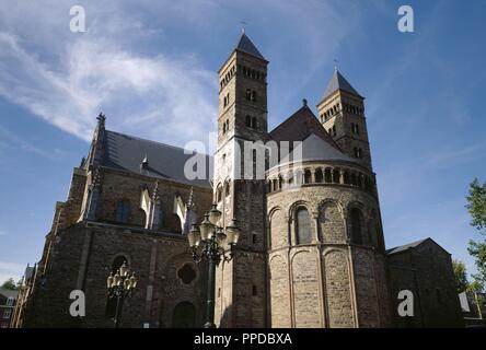 Deutschland. Rheinland-pfalz. Koblenz. Basilika St. Castor. In dieser Kirche karolingischen Erben diskutiert was war der Vertrag von Verdun (843) und Teilung der Pfalzkapelle Karls des großen Reiches. Originelle Konstruktion, 817-836. Aktuelle Gebäude, im romanischen Stil mit späteren Zahnersatz, 1160-1208. Südseite mit Apsis. Stockfoto