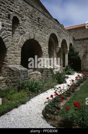 Frankreich. Pyrenees-Orientales. Region Languedoc-Roussillon. Abtei von Saint-Martin-du-Canigou. Kloster im Jahre 1009 erbaut, auf Berg Canigou. Es wurde von 1005-1009 durch Guifred, Graf von Cerdanya im romanischen Stil erbaut. Kreuzgang. Wiederherstellung von 1900-1920. Die erste Ebene wurde im frühen 11. Jahrhundert gebaut. Die zweite Stufe wurde im späten 12. Jahrhundert erbaut. Stockfoto