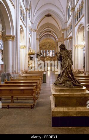 Deutschland. Bonn. Münster St. Martin. Spät romanische Architektur Stil. Zuerst von allen, Bronze Statue von St. Helena, gespendet von Kardinal Franz Wilhelm von Wartenberg, Propst der Stiftskirche (1629-1661). Stockfoto