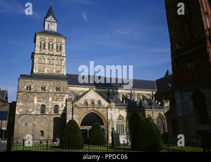 Niederlande. Maastricht. Die Basilika von Sankt Servatius. Westwerk und Süden Portal. Das Engagement der Kirche in 1039. Es wurde zwischen der späten Romanik und der frühen Gotik erbaut. Stockfoto