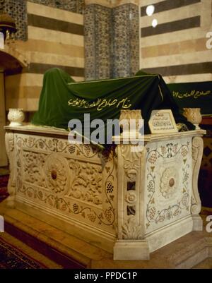 Mausoleum Saladins oder An-Nasir Salah ad-Din Yusuf ibn Ayyub (1137-1193). Erste Sultan von Ägypten und Syrien. Gründer der Ayyubid Dynastie. Er war in einem Mausoleum im Garten außerhalb der Omaijadenmoschee in Damaskus, Syrien begraben. Sieben Jahrhunderte später, Kaiser Wilhelm II. von Deutschland stiftete einen neuen Marmor Sarkophag zu dem Mausoleum. Allerdings ist die ursprüngliche Sarkophag wurde nicht ersetzt, sondern das mausoleum hat jetzt zwei sarkophage: den Marmor eines auf der Seite und das ursprüngliche Holz-, die Abdeckungen des Saladin Grab gelegt. Damaskus. Syrien. Stockfoto