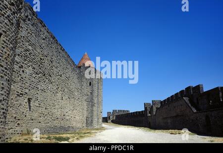 Frankreich. Aude. Occitanie Region. Cité de Carcassonne. Mittelalterliche Zitadelle. Die Architekten Eugène ne Viollet-le-Duc die Festung (1853-1879) renoviert. Ansicht der doppelten Stadtmauer, getrennt durch Lices (Attika). Stockfoto