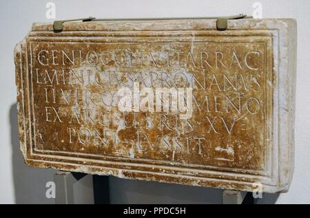 Römischen Sockel Geni der Colonia Tarraco, Spanien gewidmet. Marmor. 2. Jahrhundert. Replikat. Nationales Archäologisches Museum, Tarragona. Spanien. Stockfoto