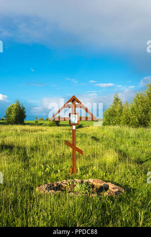 Holzkreuz auf die heilige Quelle der Kasaner Ikone der Mutter Gottes in der Makariev Bezirk, Region Kostroma, Russland. Stockfoto