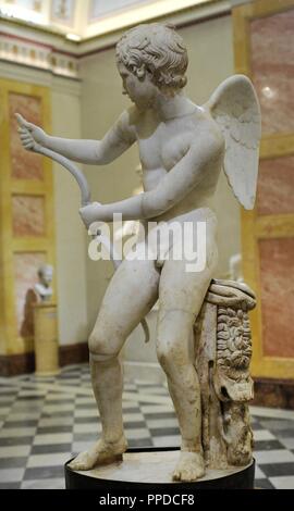 Eros, seinen Bogen zu zeichnen. Marmor. Römische Arbeit. 2. Jahrhundert n. Chr. Nach dem griechischen Original des 4. Jahrhunderts v. Chr.. von Lysippos. Gott der Liebe, Sohn der Aphrodite. Die Eremitage. Sankt Petersburg. Russland. Stockfoto