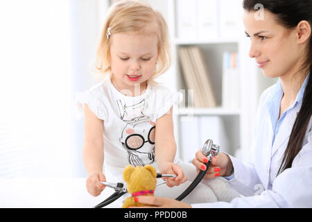 Arzt und Patient Baby im Krankenhaus. Kleines Mädchen wird von Kinderarzt mit Stethoskop untersucht. Gesundheit, Versicherung und Hilfe Konzept Stockfoto