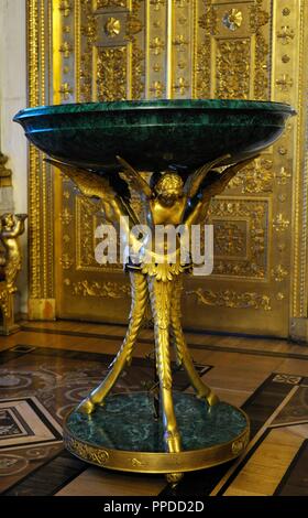 Cup am Stativ in Form von geflügelten Frauenfiguren. 1890-1810 (?). Das Lapidarium Peterhof Imperial arbeitet. Malachit und Bronze. Russischen imperialen Stil. Malachit-Zimmer. Die Eremitage. Sankt Petersburg. Russland. Stockfoto