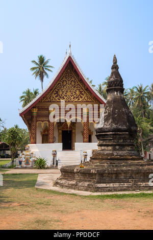 Alte und gealterte chedi oder Stupa vor der Buddhistische Wat Aham Tempel in Luang Prabang, Laos, an einem sonnigen Tag. Stockfoto