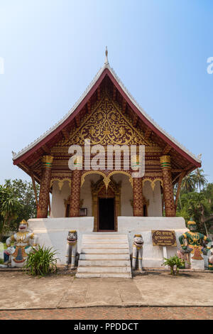 Kleine buddhistische Wat Aham Tempel in Luang Prabang, Laos, gesehen von der Vorderseite an einem sonnigen Tag. Stockfoto