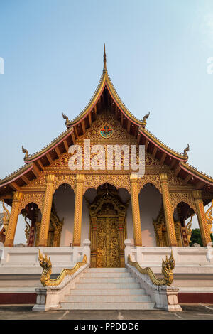 Vorderansicht des Buddhistischen Vat Nong Sikhounmuang Tempel in Luang Prabang, Laos, am späten Nachmittag. Stockfoto