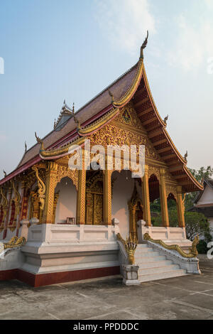 Ansicht des buddhistischen Vat Nong Sikhounmuang Tempel in Luang Prabang, Laos, am späten Nachmittag. Stockfoto