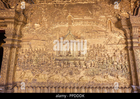 Schöne und komplizierte vergoldeten Stuck Reliefs an den Wat Mai Tempel in Luang Prabang, Laos. Stockfoto