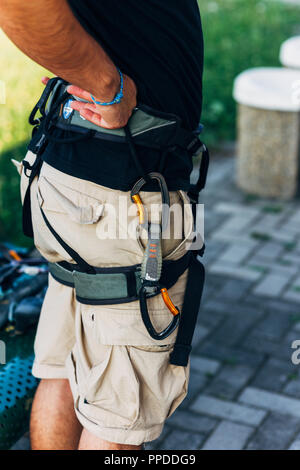 Kletterer tragen und Kletterausrüstung outdoor Stockfoto