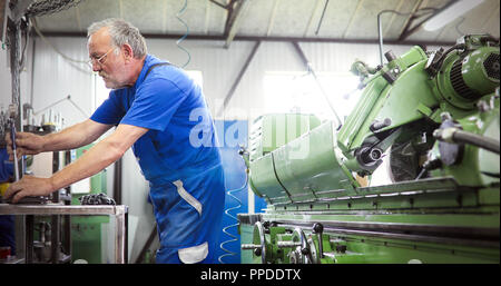 Industrial Metal worker Arbeiten an Komponenten aus Metall im Werk Stockfoto