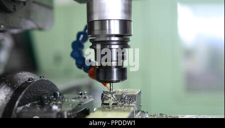 Maschine Werkzeug in Metall Werk mit Bohren cnc-maschinen Stockfoto