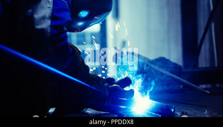 Man Schweißnähte an der Fabrik in der Metallindustrie arbeiten Stockfoto