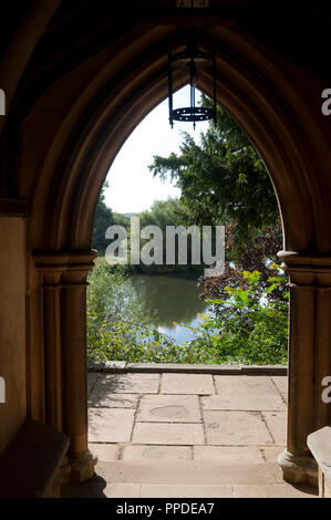 Themse aus dem Süden Portal von St. Michael und alle Engel Kirche, Clifton Hampden, Oxfordshire, England, UK gesehen Stockfoto