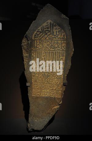 Grabstein von 'Abd al-'Aziz, Sohn von Yusuf, Sohn von 'Abd al-'Aziz al-sultani. 6 jumada Ii 844 AH/2 November 1440 AD. Basalt; 94 x 38 x 10 cm. al-Ma'la Friedhof, Mekka. Qasr Khizam Museum, Jedda. Stockfoto