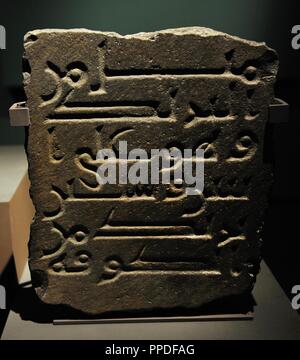 Islamische Kunst Meilenstein. Späten 8 Jahrhundert. Granit oder Basalt. 50 x 42 x 13 cm. Darb Zubayda. National Museum, Riad. Saudi Arabien. Stockfoto