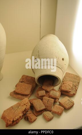 Jar mit Tontafeln in Keilschrift geschrieben. 8. Jahrhundert. Pergamon-Museum. Berlin. Deutschland. Stockfoto