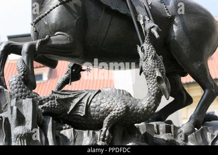 St. George einen Drachen zu töten. Detail. Gotik Bronze Statue, einzigartiges Beispiel für den Metallguss im 14. Jahrhundert. Es wurde von George Martin und Kluj in 1373 werfen. Die ursprüngliche Statue ist in den Sammlungen der National Gallery und der tatsächlichen ist eine Kopie aus dem Jahr 1967 hinterlegt. Die Prager Burg, den dritten Hof. Der Tschechischen Republik. Stockfoto