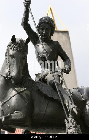 St. George einen Drachen zu töten. Detail. Gotik Bronze Statue, einzigartiges Beispiel für den Metallguss im 14. Jahrhundert. Es wurde von George Martin und Kluj in 1373 werfen. Die ursprüngliche Statue ist in den Sammlungen der National Gallery und der tatsächlichen ist eine Kopie aus dem Jahr 1967 hinterlegt. Die Prager Burg, den dritten Hof. Der Tschechischen Republik. Stockfoto