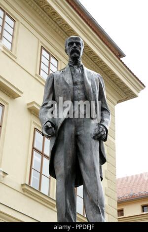 Tomas Garrigue Masaryk (1850-1937). Österreichisch-tschechische Politiker, Soziologen und Philosophen. Der erste Präsident der Tschechoslowakei. Statue. Hradcanske Square. Bau von Josef Vajce und Jan Bartos, auf dem ursprünglichen Werk des Bildhauers Otakar Spaniel. Prag. Der Tschechischen Republik. Stockfoto