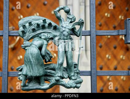 Tschechische Republik. Prag. St.-Veits-Dom. Golden Gate. Raster. Schmiedeeisen. Detail. Heu ernten. Stockfoto