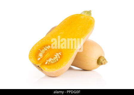 Eine ganze Hälfte von glatten Birnenförmig orange Kürbis waltham Vielfalt auf weißem Hintergrund Stockfoto