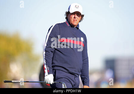 Phil Mickelson vom Team USA beim zweiten Vortag des Ryder Cup im Le Golf National, Saint-Quentin-en-Yvelines, Paris. DRÜCKEN SIE VERBANDSFOTO. Bilddatum: Dienstag, 25. September 2018. Siehe PA Geschichte GOLF Ryder. Bildnachweis sollte lauten: Adam Davy/PA Wire. Stockfoto