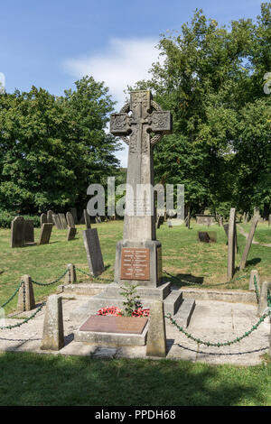 WWI Kreuz der Opfer auf dem Friedhof von St. Lawrence, Eyam, Derbyshire, Großbritannien Stockfoto