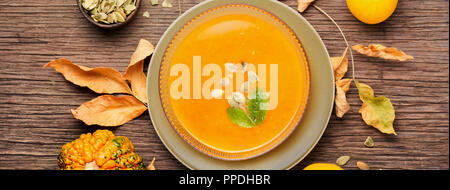 Vegetarische Ernährung pupmkin Cremesuppe. Herbstliche Kürbis Suppe Stockfoto