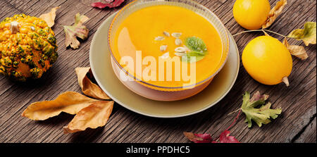 Vegetarische Ernährung pupmkin Cremesuppe. Herbstliche Kürbis Suppe Stockfoto