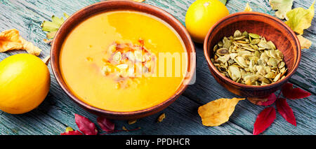 Vegetarische Ernährung pupmkin Cremesuppe. Herbstliche Kürbis Suppe Stockfoto