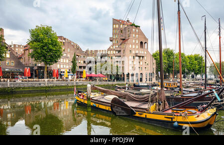 Rotterdam alter Hafen, Angedockt bunte Segelboote in der Stadt malerischen Fluss Marina an einem bewölkten Tag Stockfoto