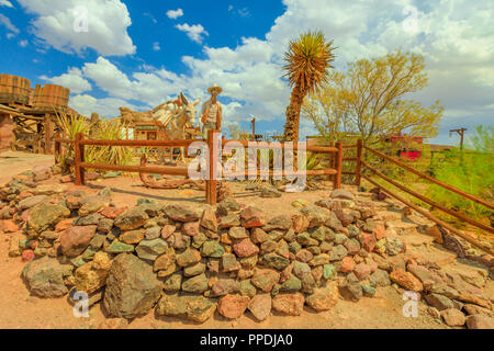 Calico ist offizielle staatliche Silver Rush Geisterstadt von Kalifornien. Die Bergbaustadt Calico ist in der Nähe von Barstow in San Bernardino County, Mojave Wüste Landschaft. Calico ist State Historic Landmark. Stockfoto