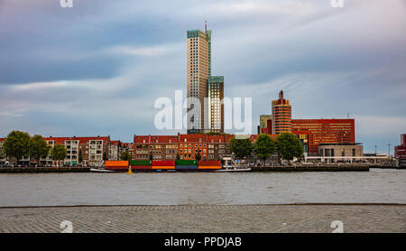 Rotterdam, Niederlande. Skyline und den Blick auf bunte flusshafen am Nachmittag Stockfoto