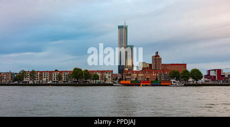 Rotterdam, Niederlande. Skyline und Panoramablick über Hafen am Nachmittag Stockfoto