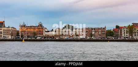 Rotterdam, Niederlande. Skyline und Panoramablick über Hafen am Nachmittag Stockfoto